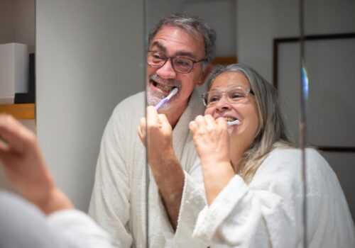 dlaczego dziąsła krwawią